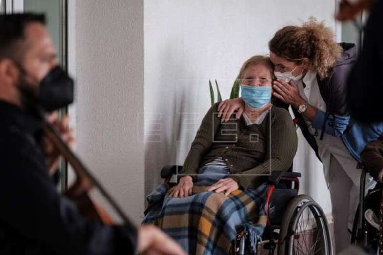 Foto de archivo de un concierto para los usuarios de la residencia de mayores de Taliarte, en Telde / EFE Ángel Medina G.